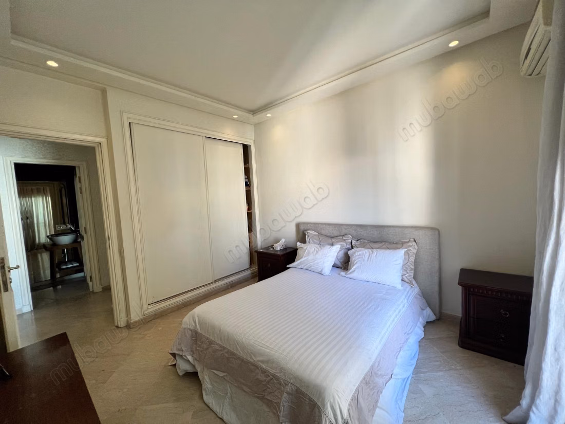 Rent this apartment in Racine. Total area 170 m². Parking spaces and terrace