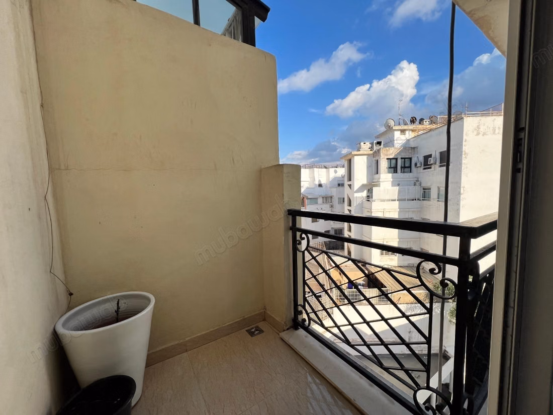 Rent this apartment in Racine. Total area 170 m². Parking spaces and terrace