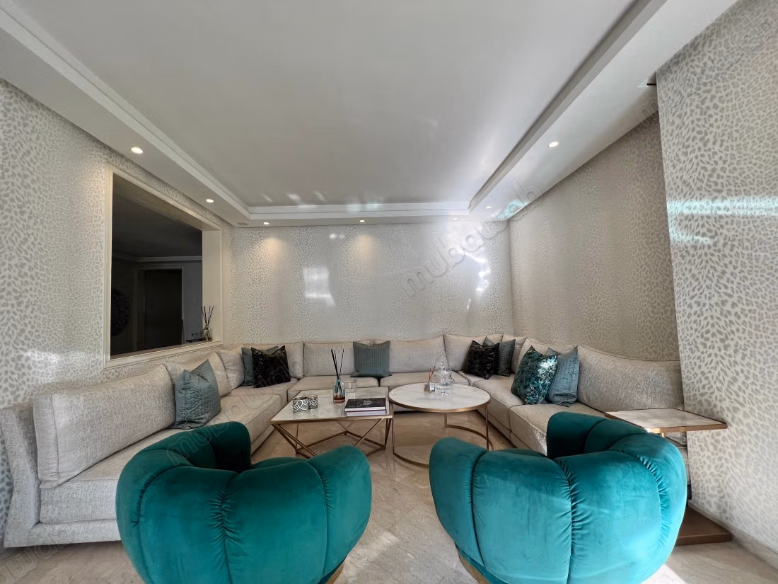 Rent this apartment in Racine. Total area 170 m². Parking spaces and terrace