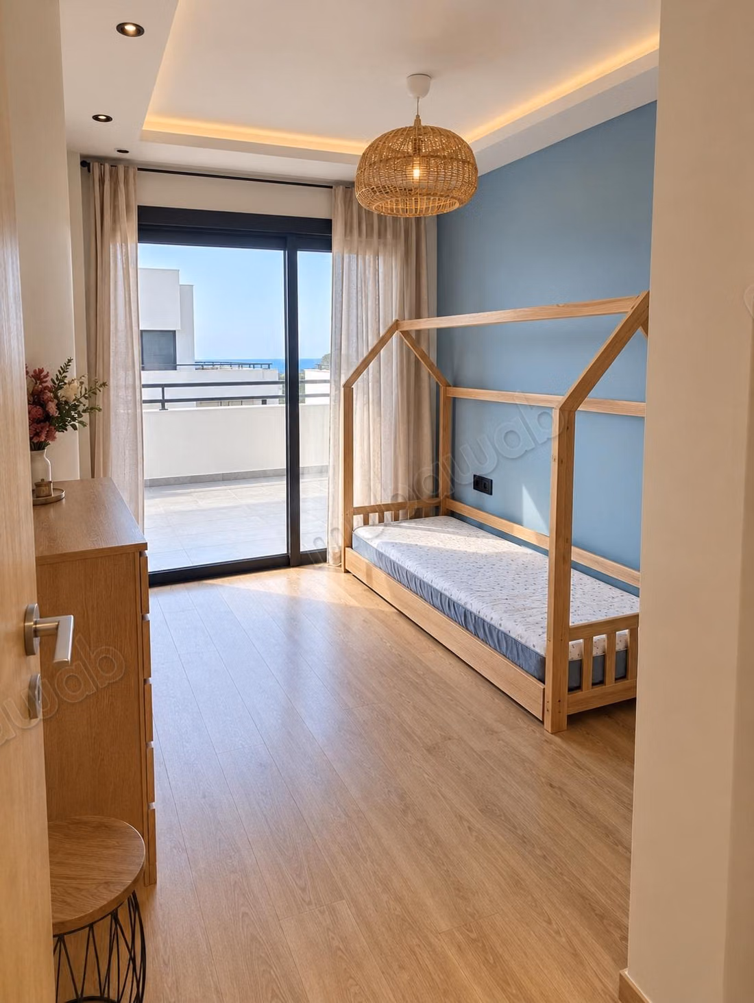 Magnificent furnished penthouse with sea view