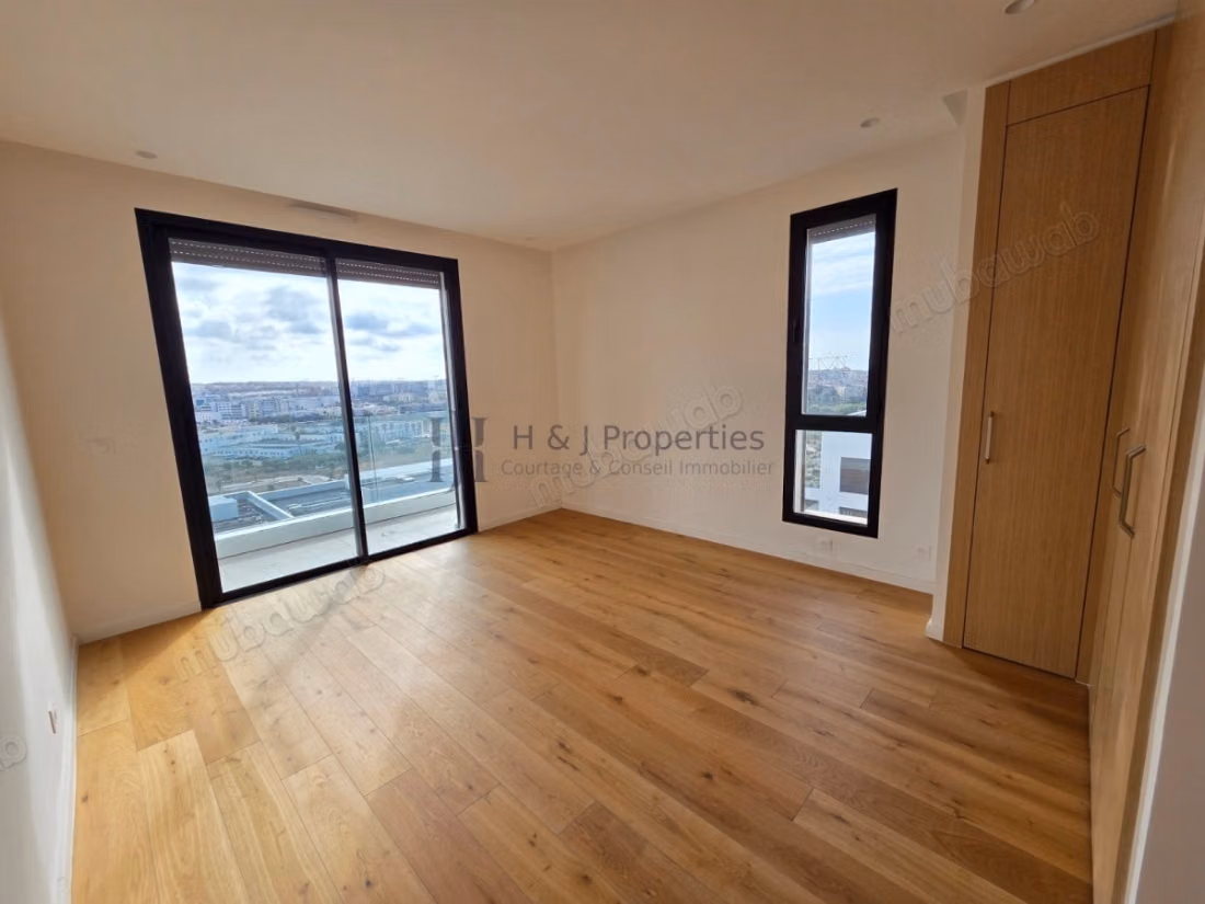 T5 of 336 m² 4 bedrooms staff room terrace
