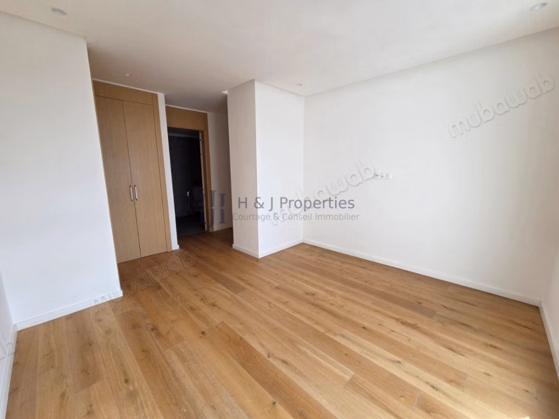 T5 of 336 m² 4 bedrooms staff room terrace