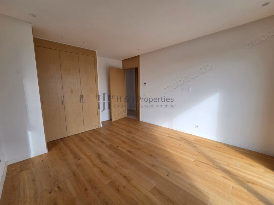 T5 of 336 m² 4 bedrooms staff room terrace
