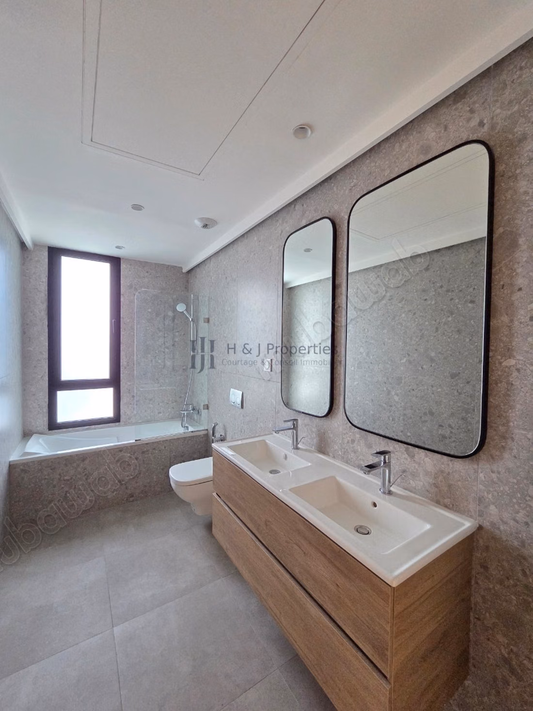 T5 of 336 m² 4 bedrooms staff room terrace