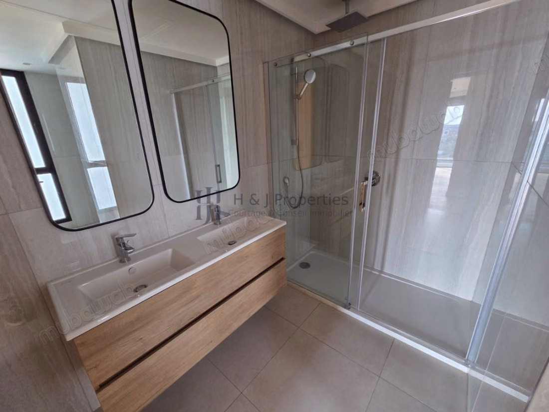 T5 of 336 m² 4 bedrooms staff room terrace