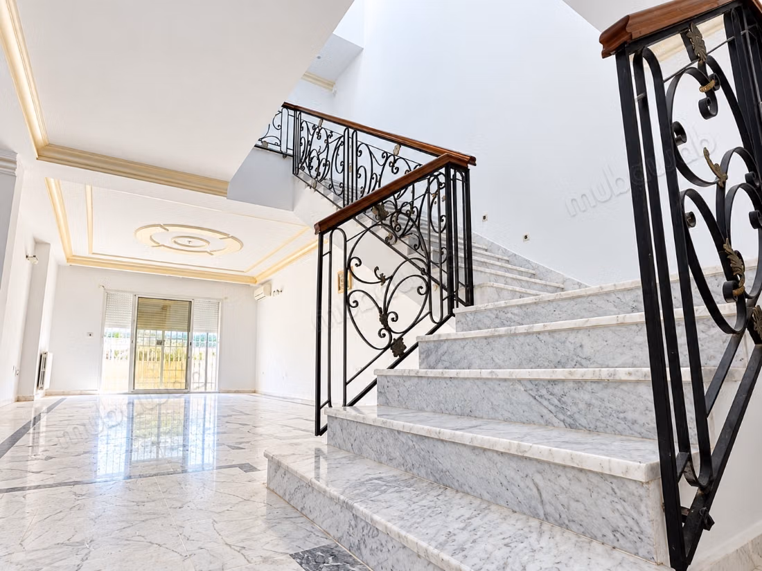 À vendre une villa indépendante en s2 à la soukra
