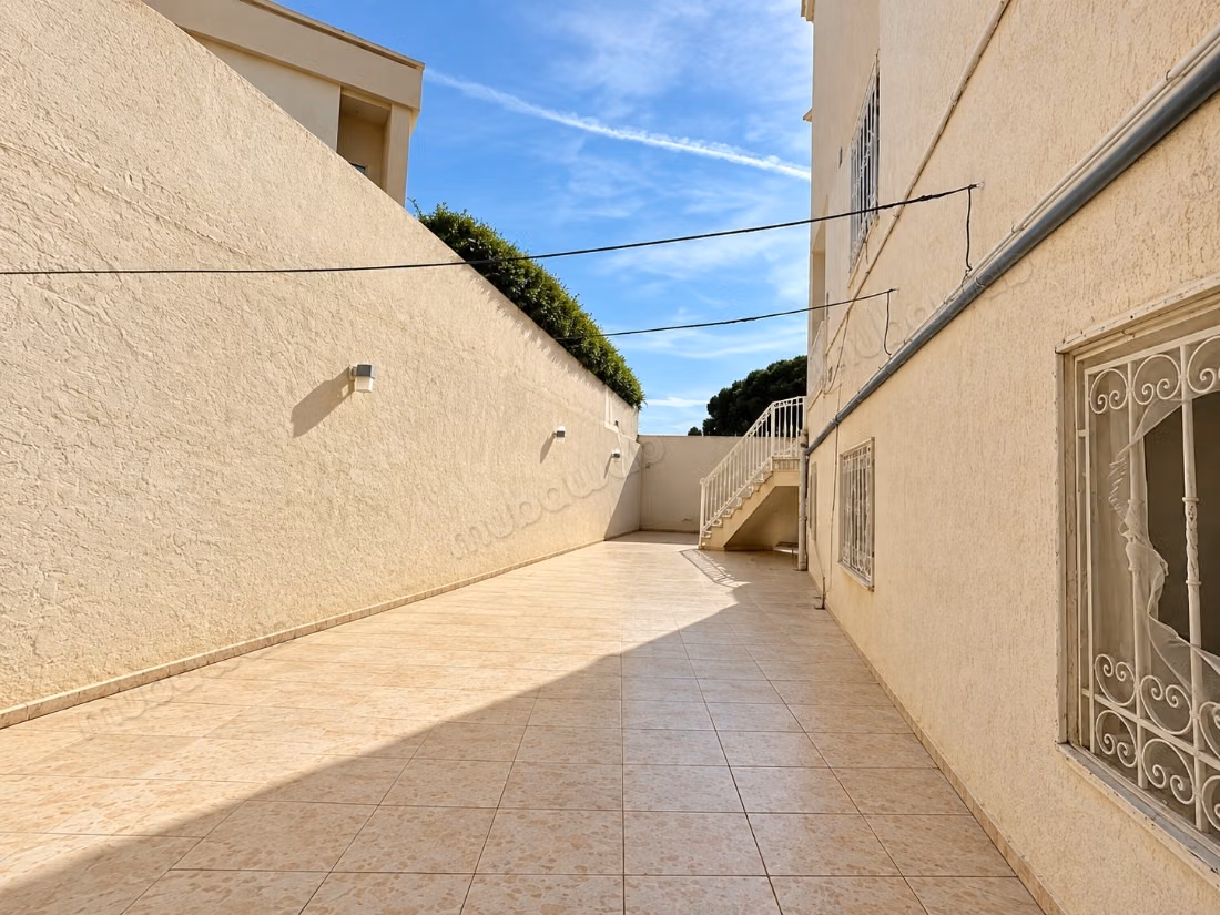 À vendre une villa indépendante en s2 à la soukra