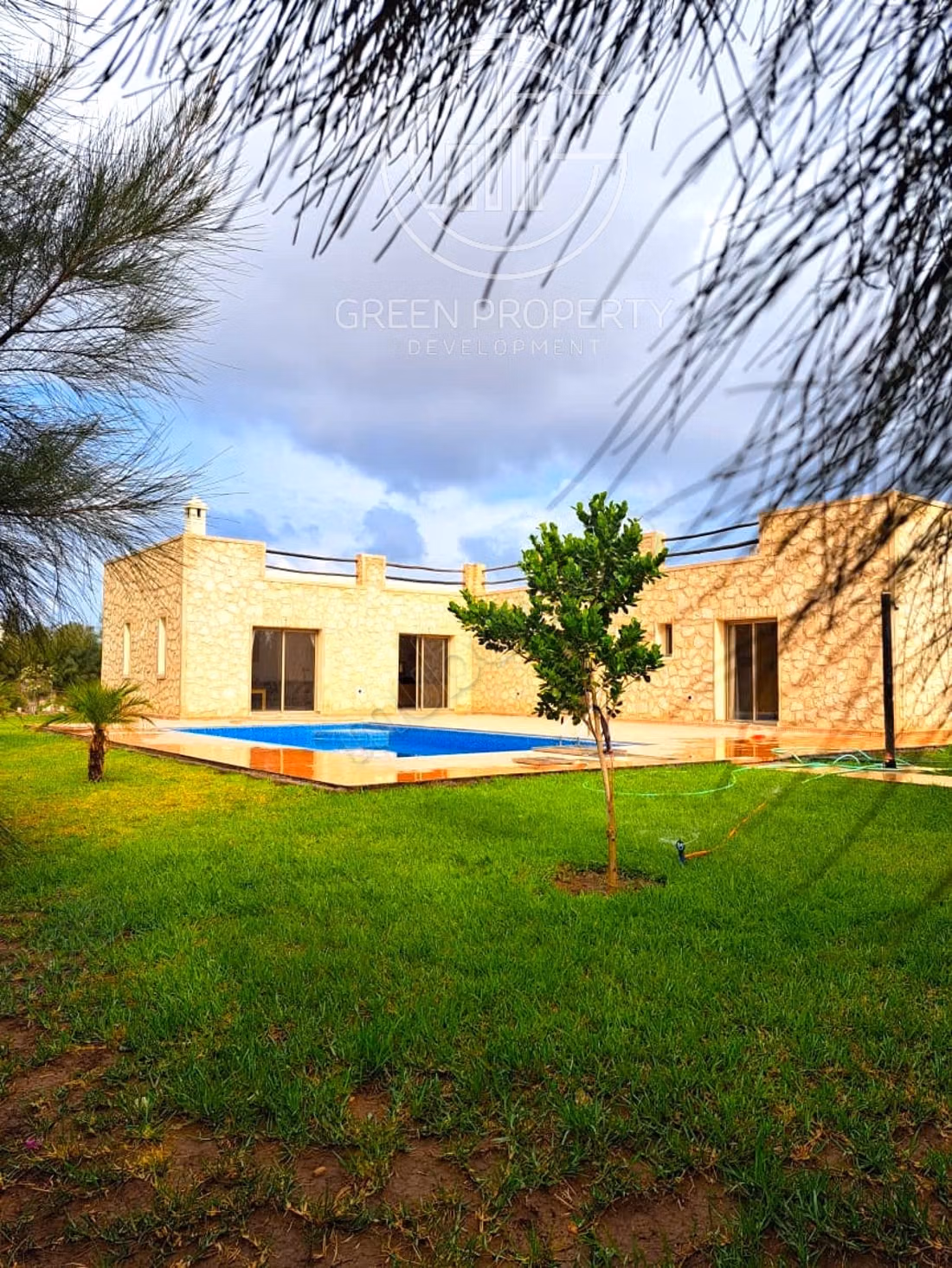Villa neuve avec piscine en location longue durée