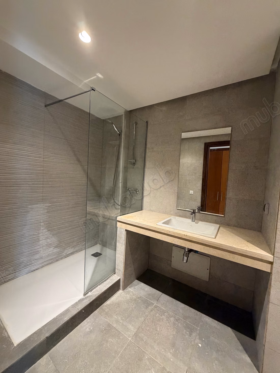 Bel appartement en location à Riyad. 2 chambres agréables. Porte blindée, sécurité