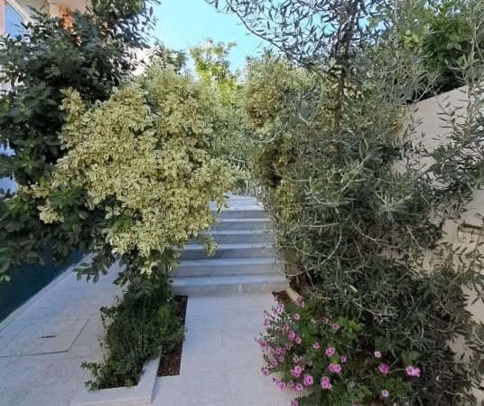 للبيع فيلا ثلاثية الطوابق في حدائق العوينة