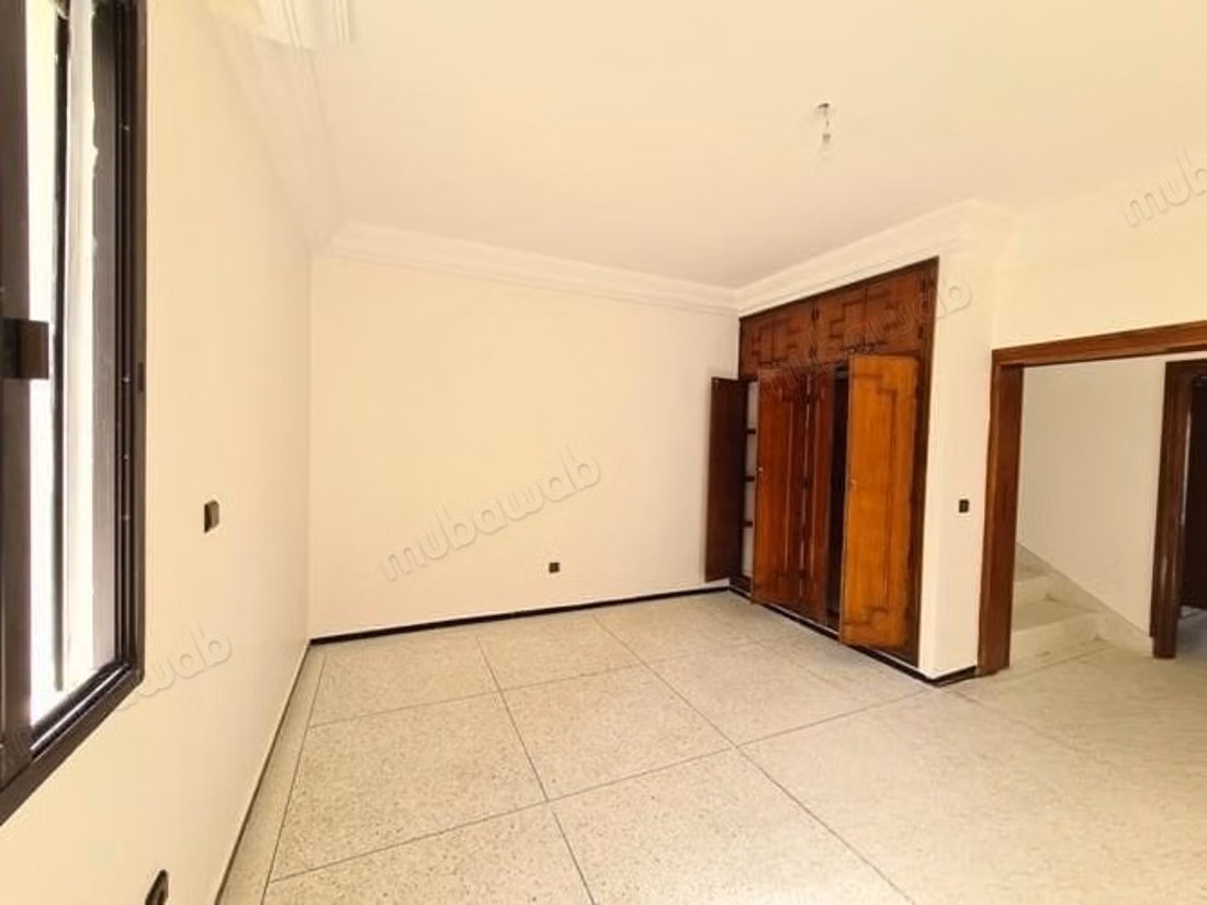 Villa a usage bureau en location à Polo. 
Superficie du terrain 500 m² et 400m² habitable