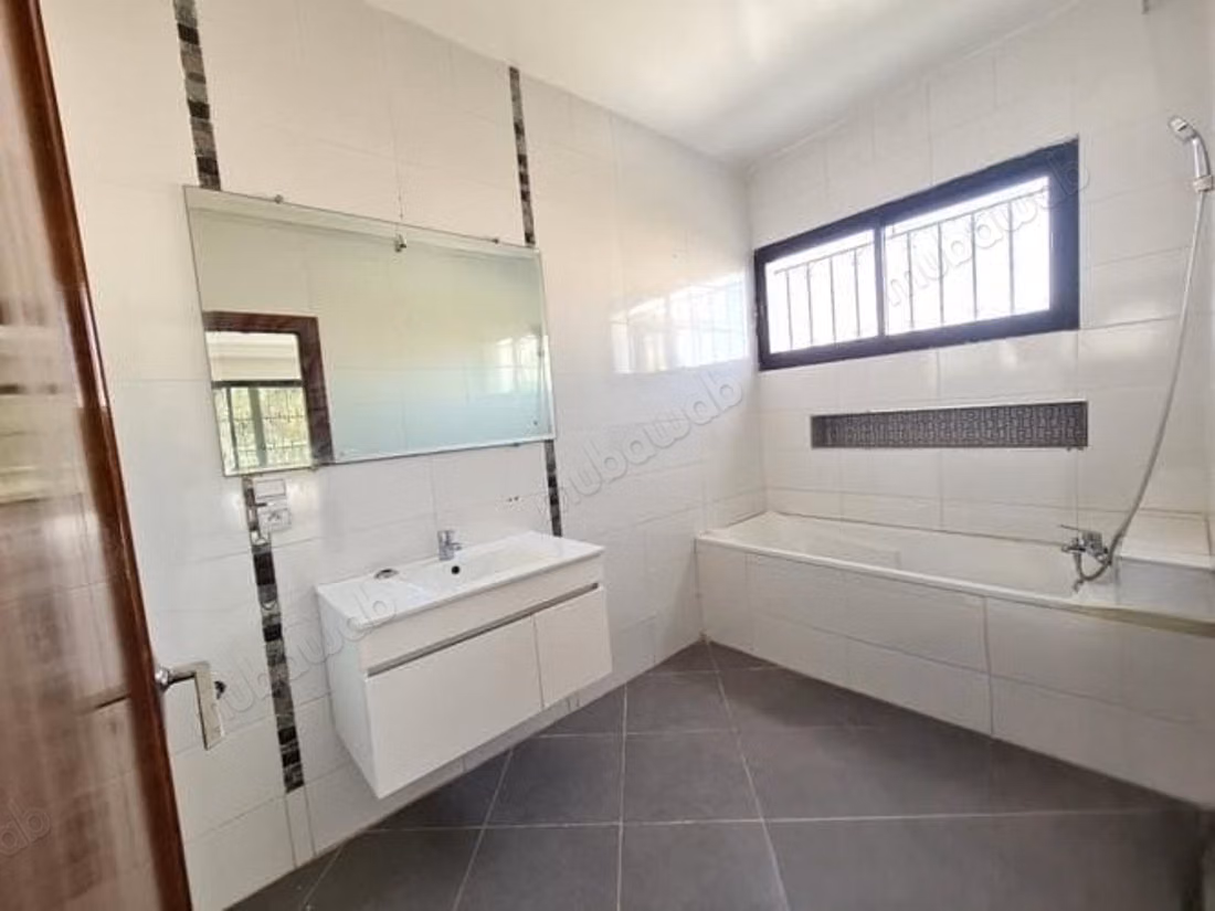 Villa a usage bureau en location à Polo. 
Superficie du terrain 500 m² et 400m² habitable