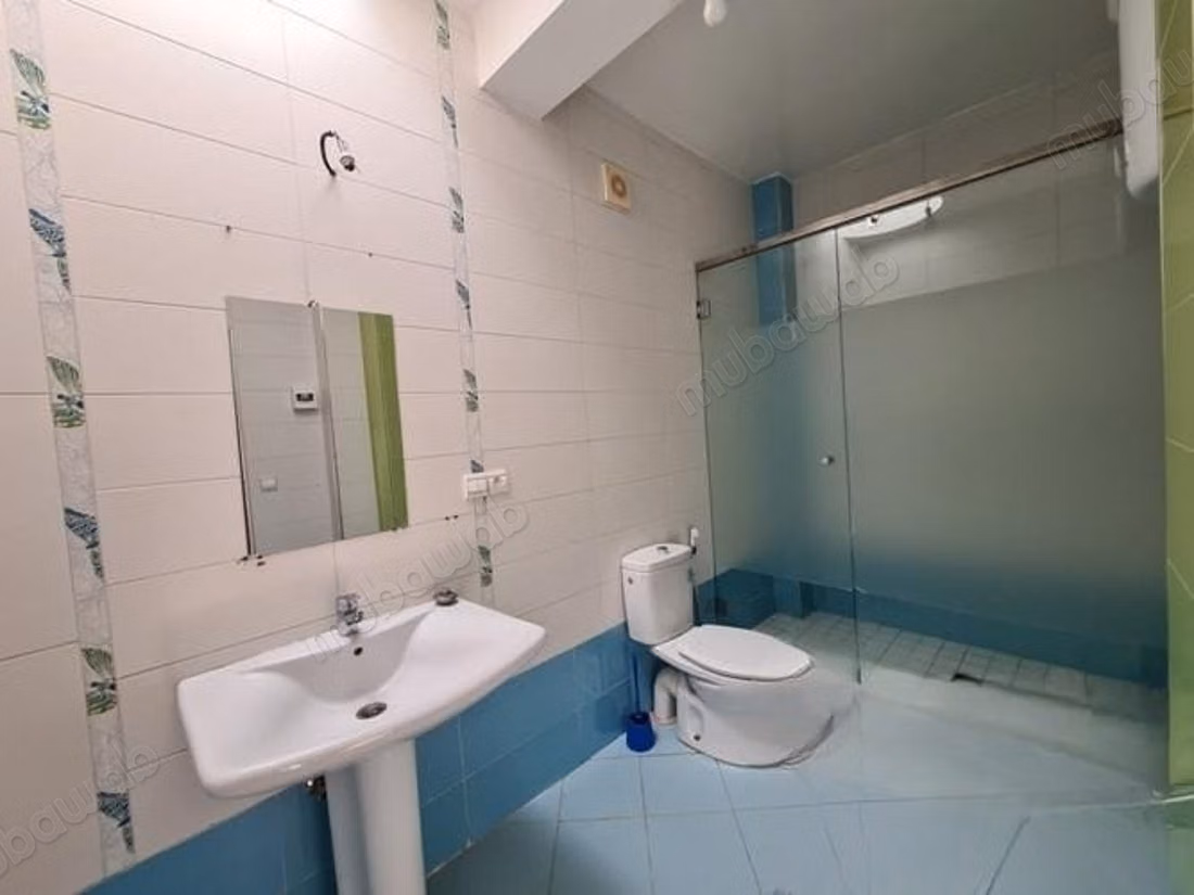 Villa a usage bureau en location à Polo. 
Superficie du terrain 500 m² et 400m² habitable