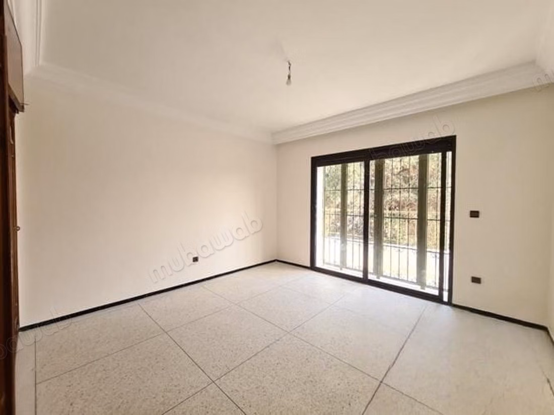 Villa a usage bureau en location à Polo. 
Superficie du terrain 500 m² et 400m² habitable