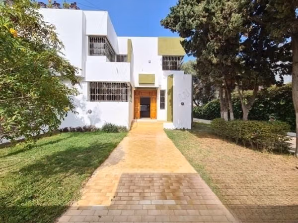 Villa a usage bureau en location à Polo. 
Superficie du terrain 500 m² et 400m² habitable