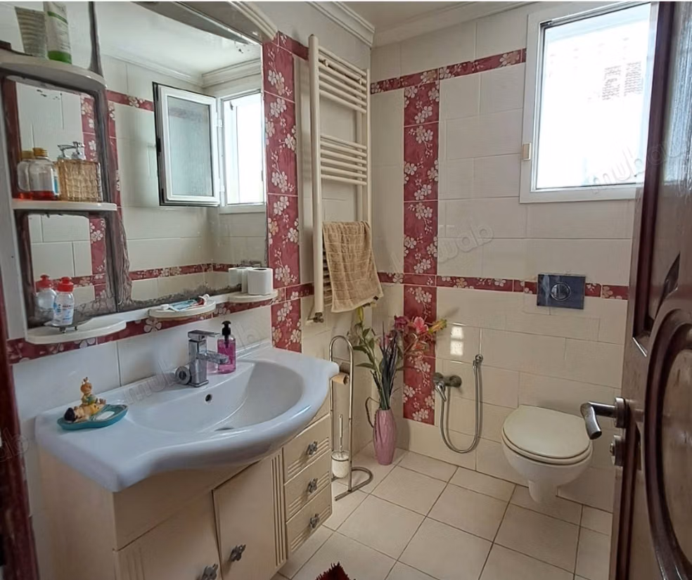 Villa avec Piscine et Énergie Solaire à Rades