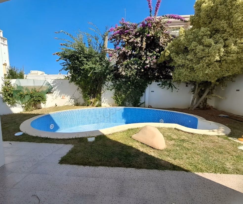 Villa avec Piscine et Énergie Solaire à Rades