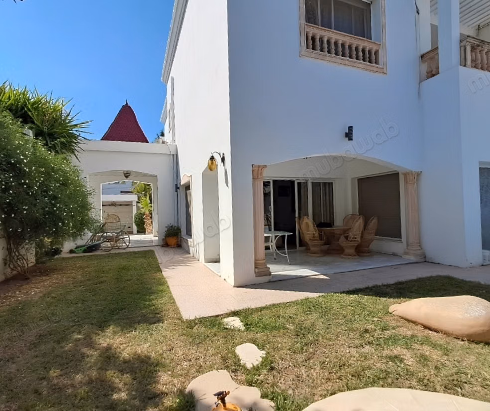 Villa avec Piscine et Énergie Solaire à Rades