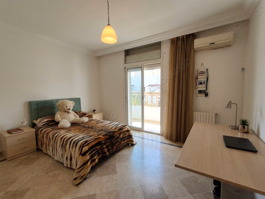 Villa avec Piscine et Énergie Solaire à Rades