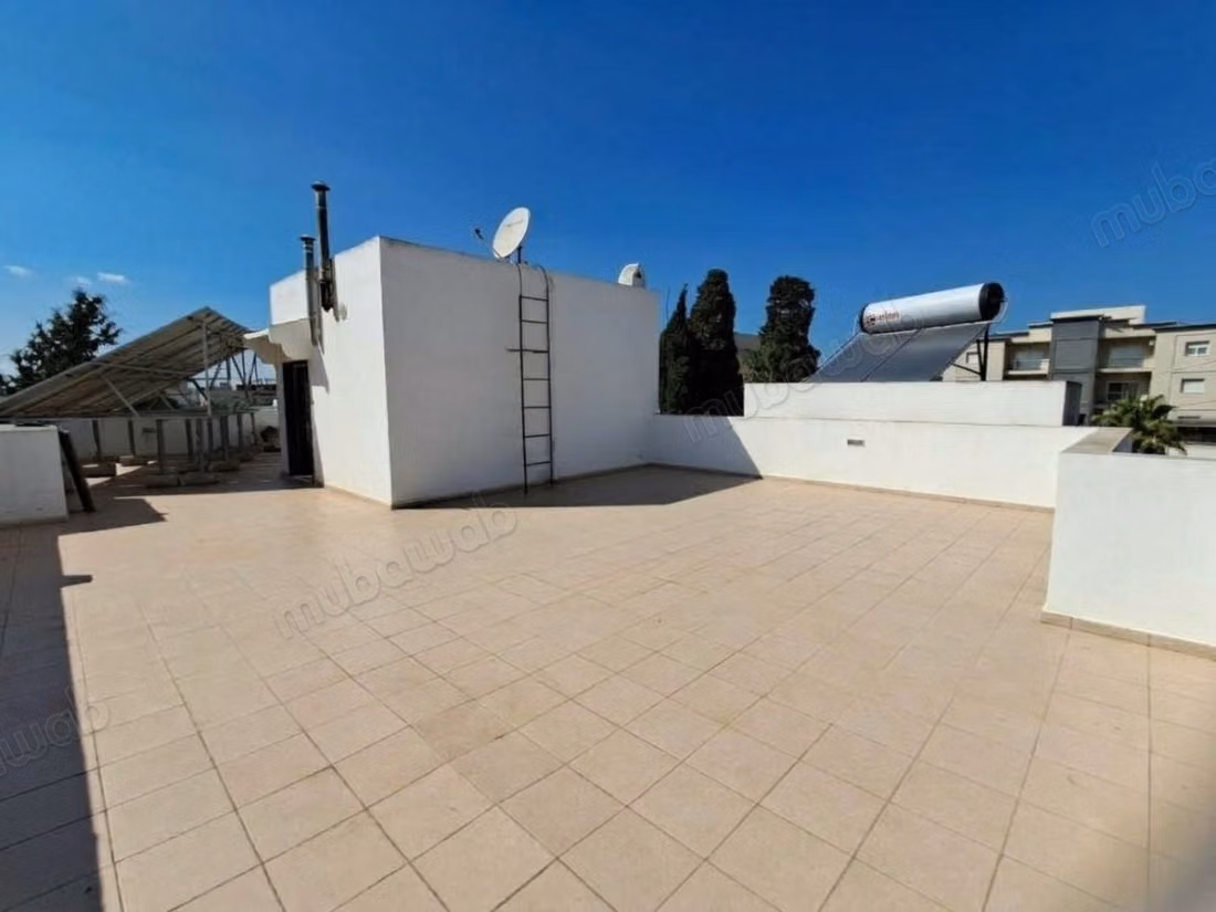 Villa avec Piscine et Énergie Solaire à Rades