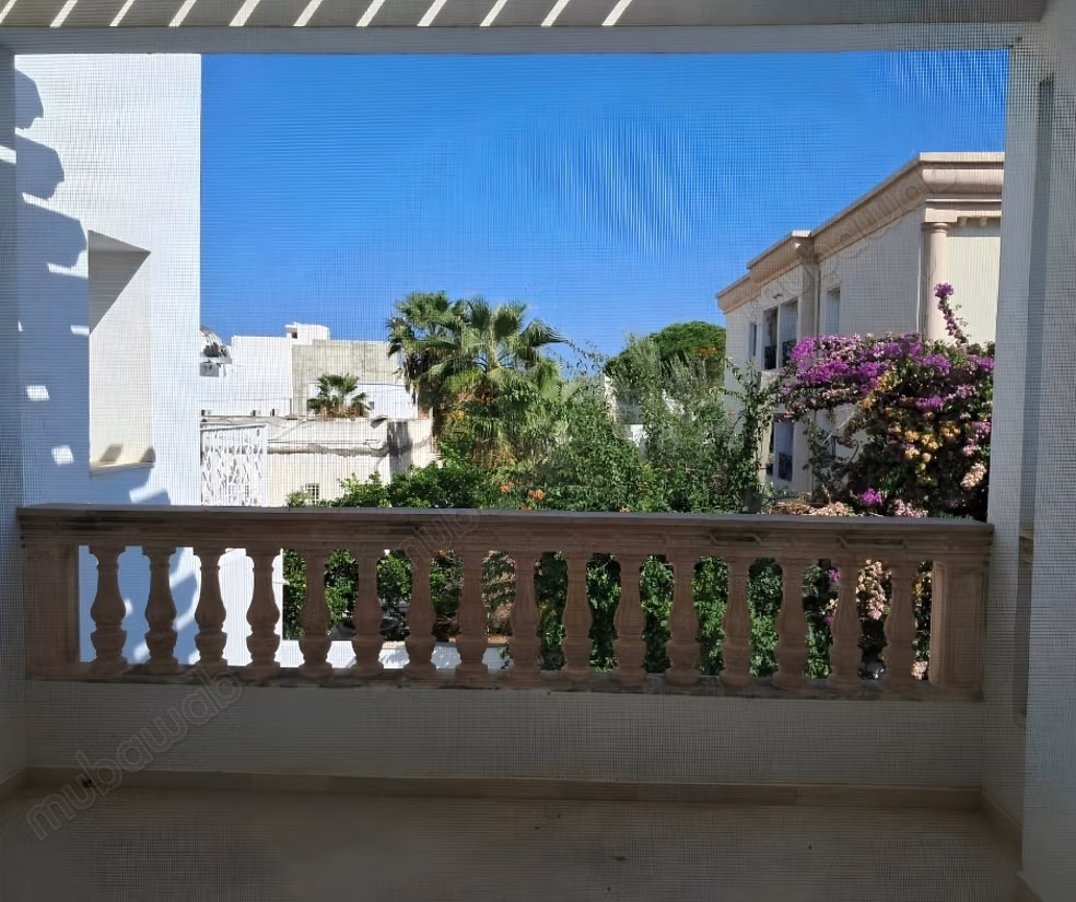 Villa avec Piscine et Énergie Solaire à Rades