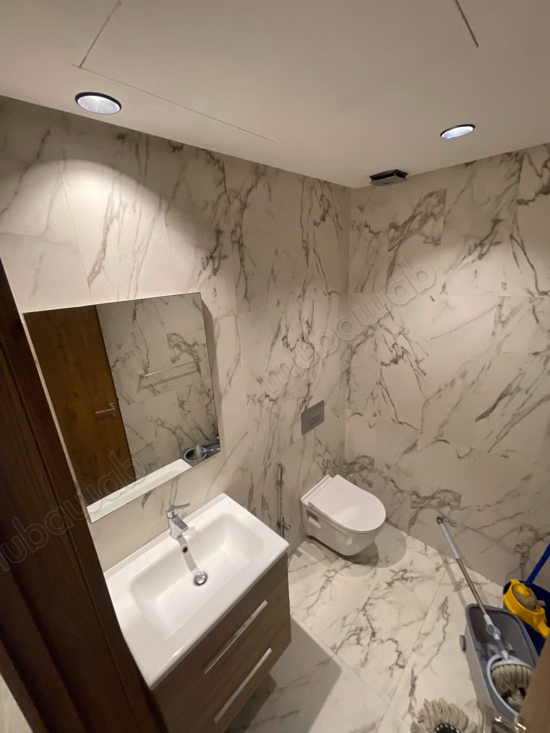 Apartment for sale in Californie. 7 comfortable rooms