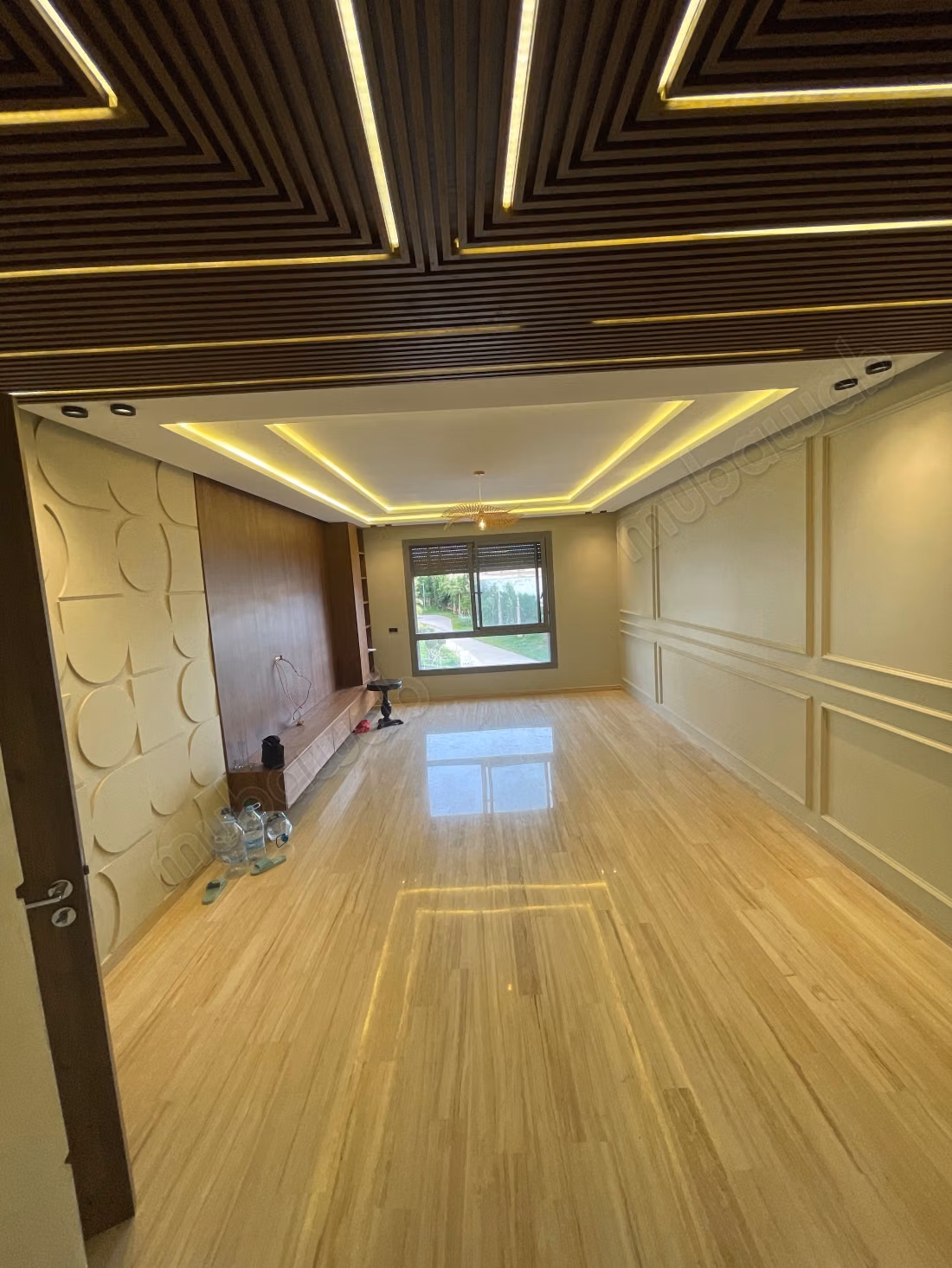Apartment for sale in Californie. 7 comfortable rooms