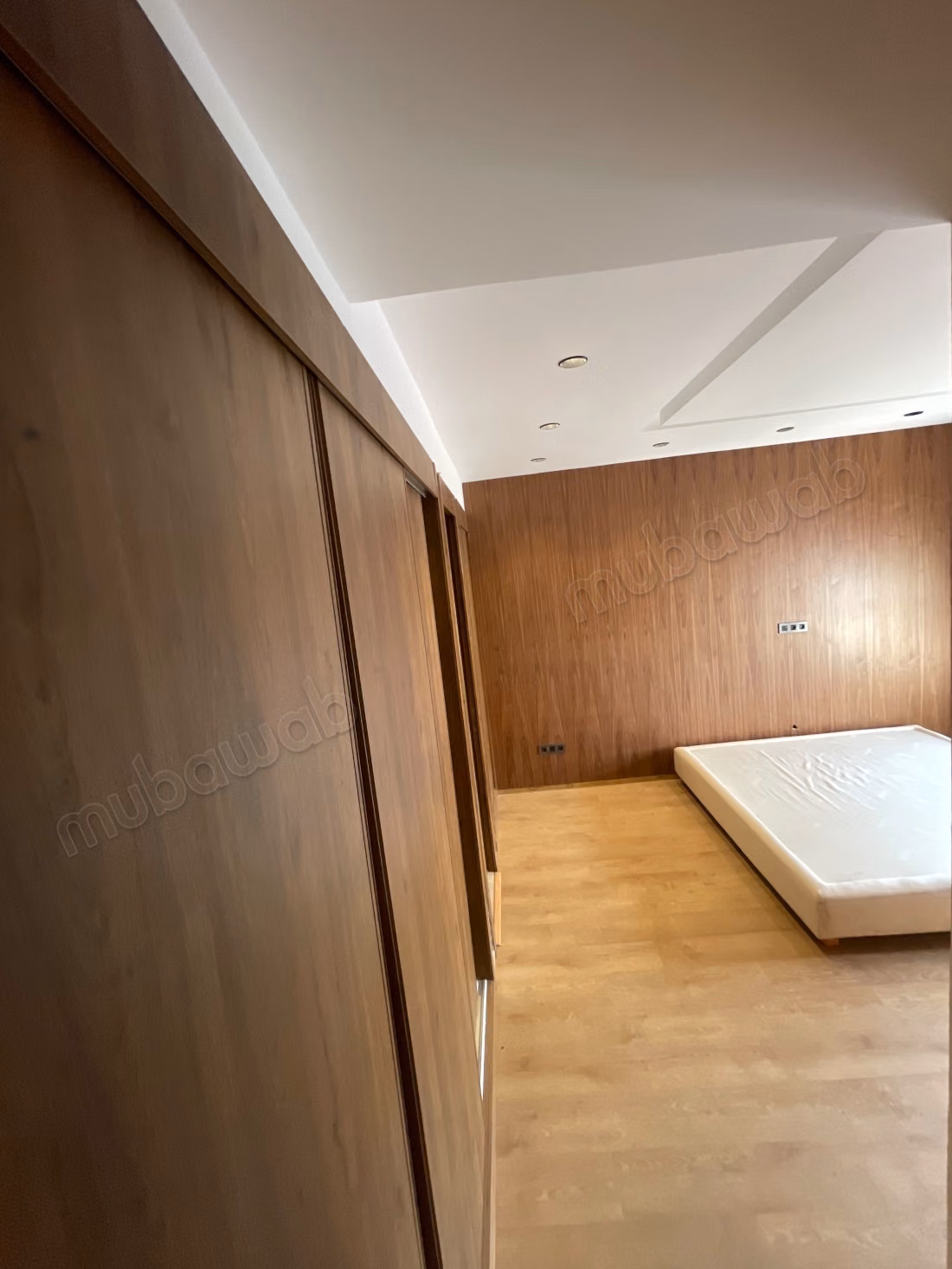 Apartment for sale in Californie. 7 comfortable rooms