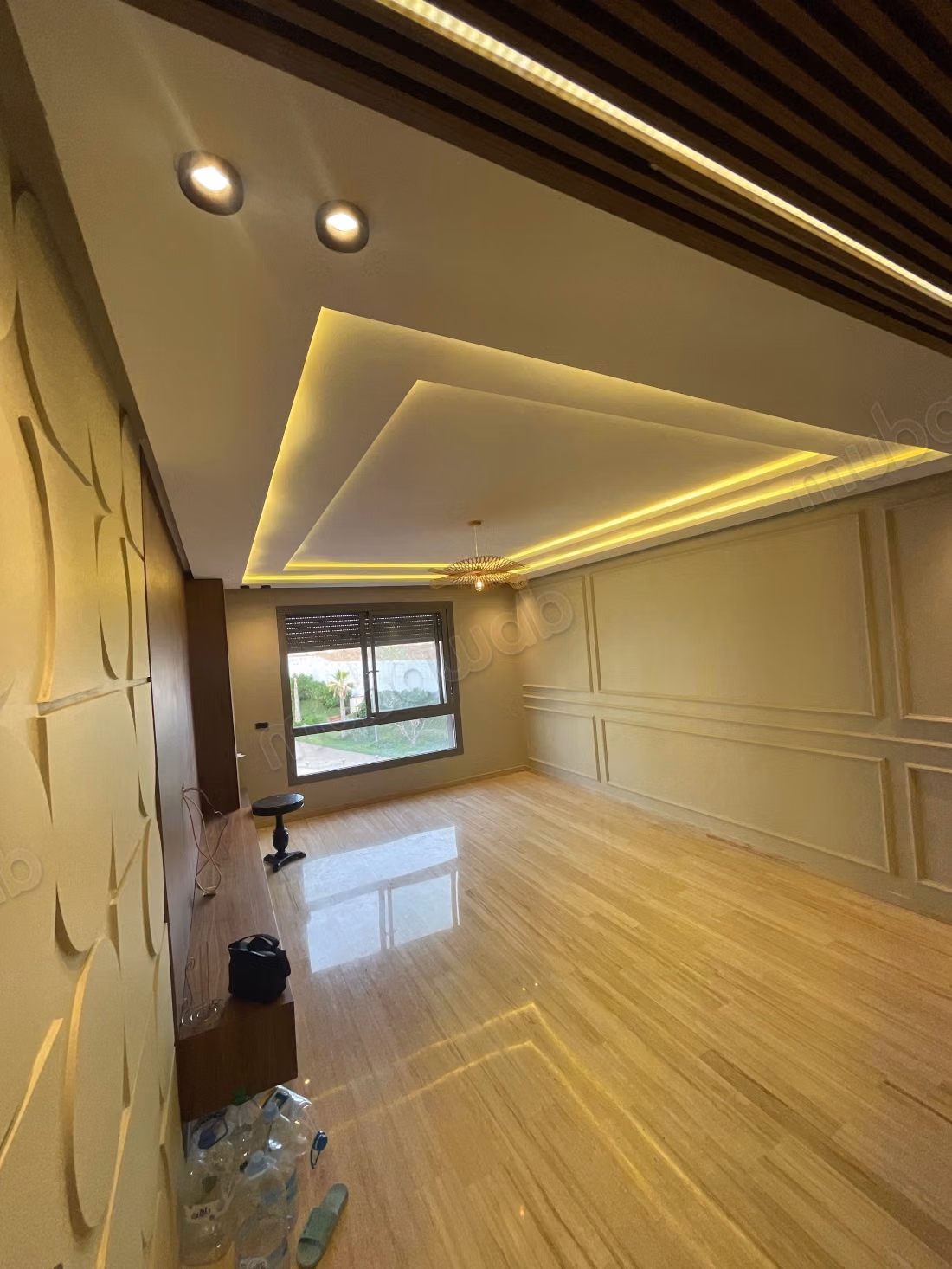 Apartment for sale in Californie. 7 comfortable rooms