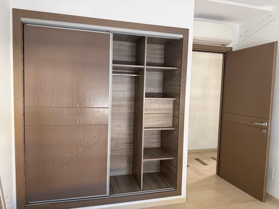 . Surface totale 100 m².
Porte blindée, sécurité