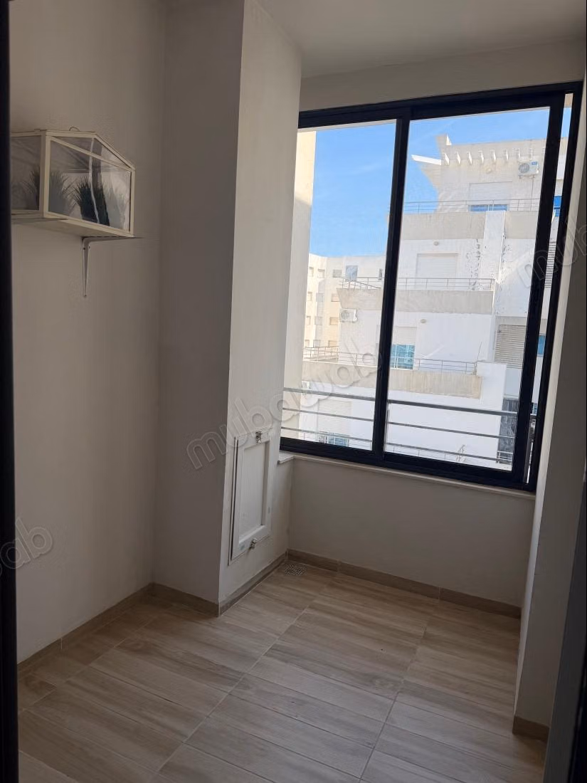 . Surface totale 100 m².
Porte blindée, sécurité