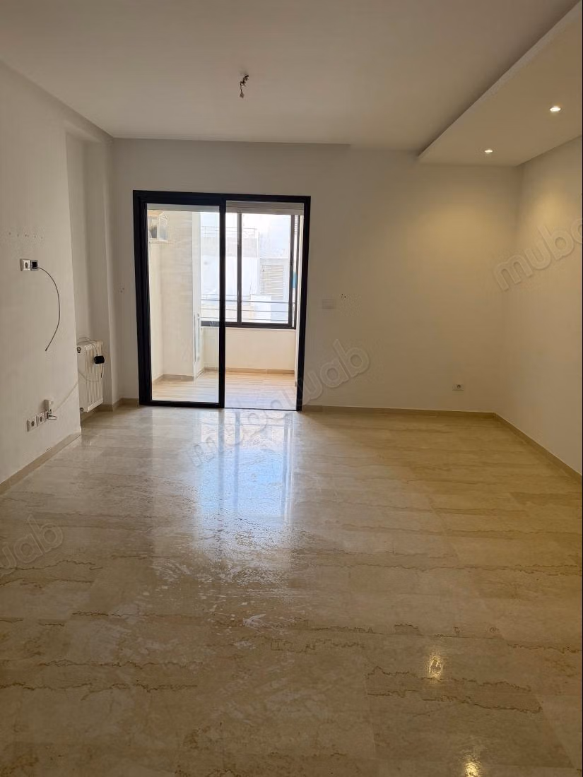 . Surface totale 100 m².
Porte blindée, sécurité