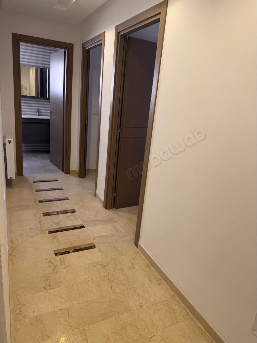 . Surface totale 100 m².
Porte blindée, sécurité