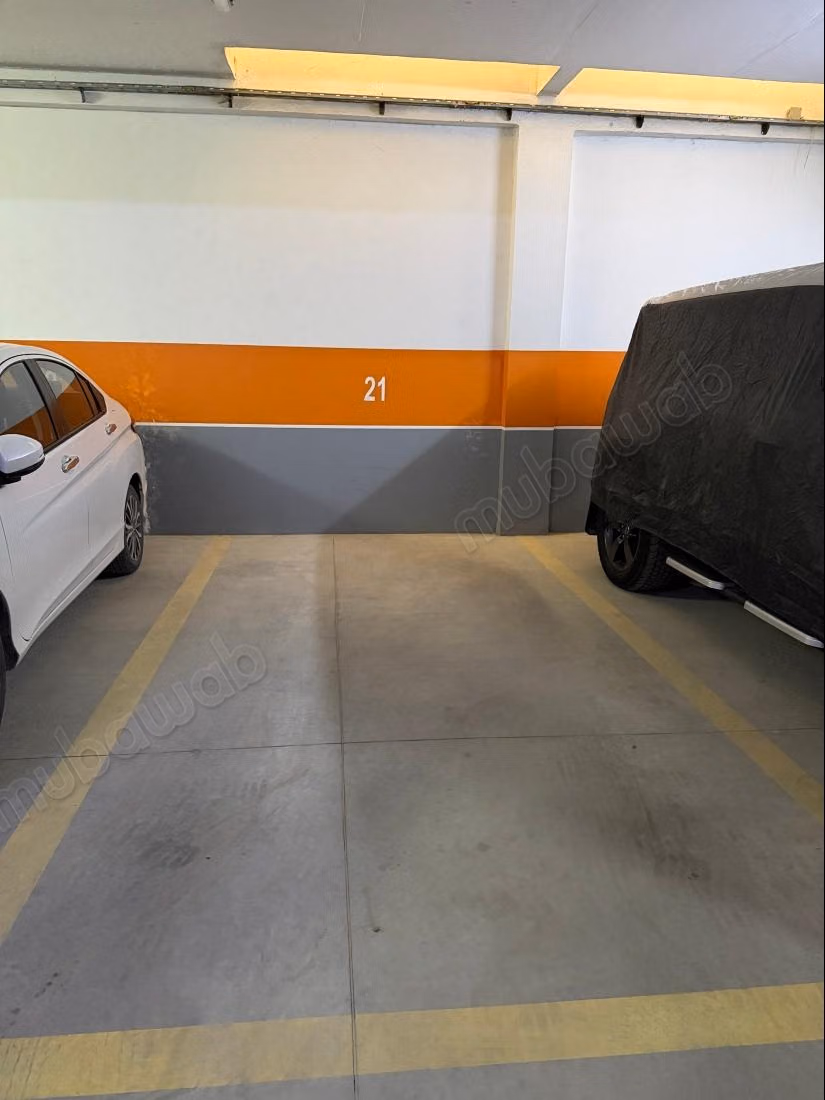 . Surface totale 100 m².
Porte blindée, sécurité