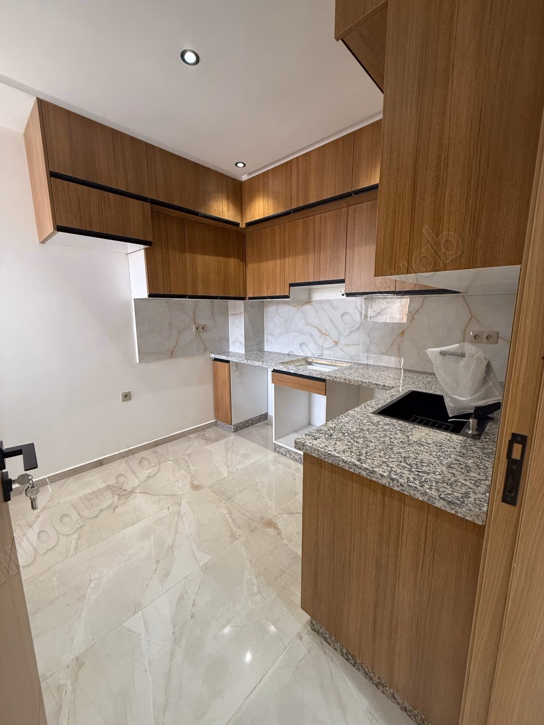 Appartement en vente à M’hamid 9.3 pièces confortables. 
Fenêtres avec double vitrage et porte blindée