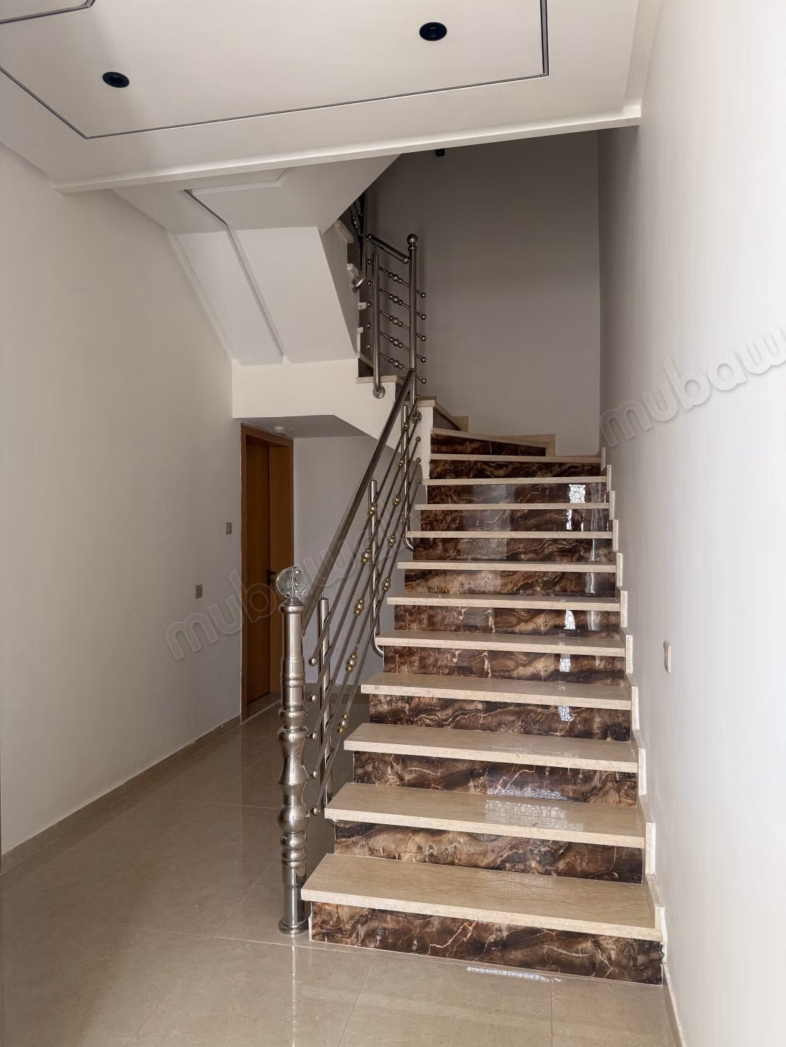 Appartement en vente à M’hamid 9.3 pièces confortables. 
Fenêtres avec double vitrage et porte blindée