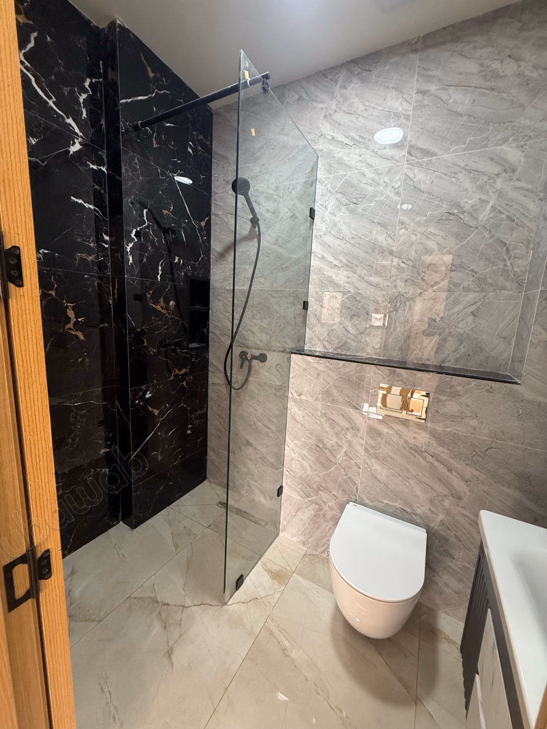 Appartement en vente à M’hamid 9.3 pièces confortables. 
Fenêtres avec double vitrage et porte blindée