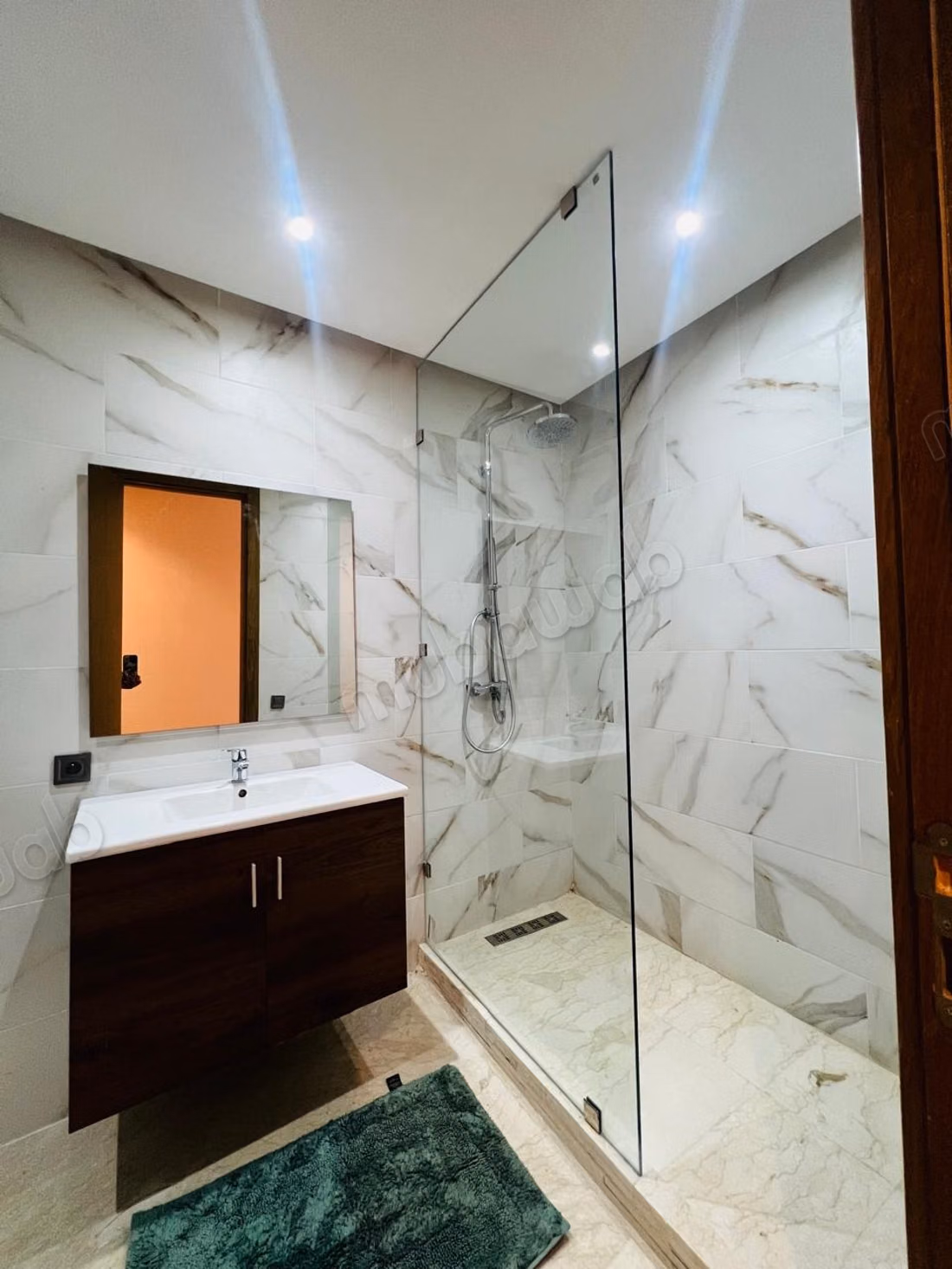 Très bel appartement en location à Guéliz. 
6 pièces confortables. 
Bien meublé