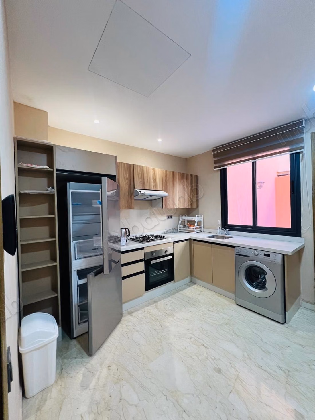 Très bel appartement en location à Guéliz. 
6 pièces confortables. 
Bien meublé