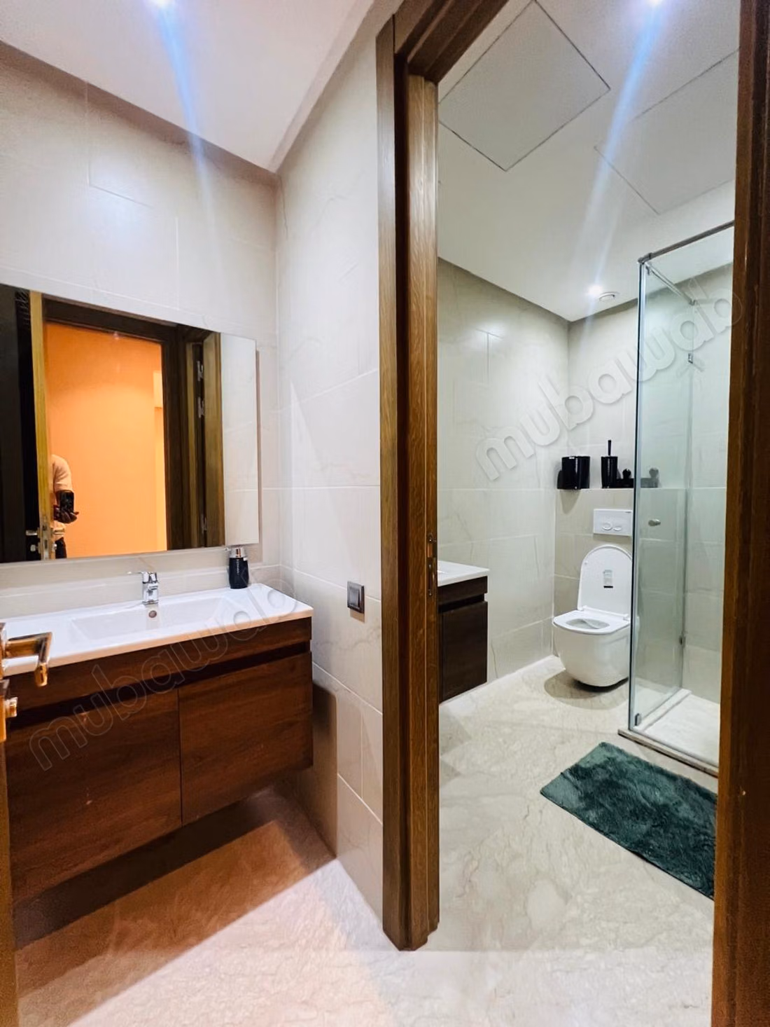 Très bel appartement en location à Guéliz. 
6 pièces confortables. 
Bien meublé