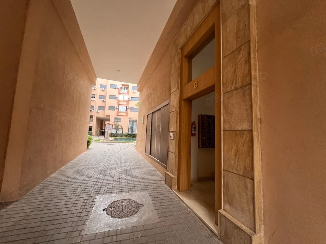 Louez cet appartement à Samlalia. 
Surface totale 75 m². 
Conciergerie à disposition, système de climatisation