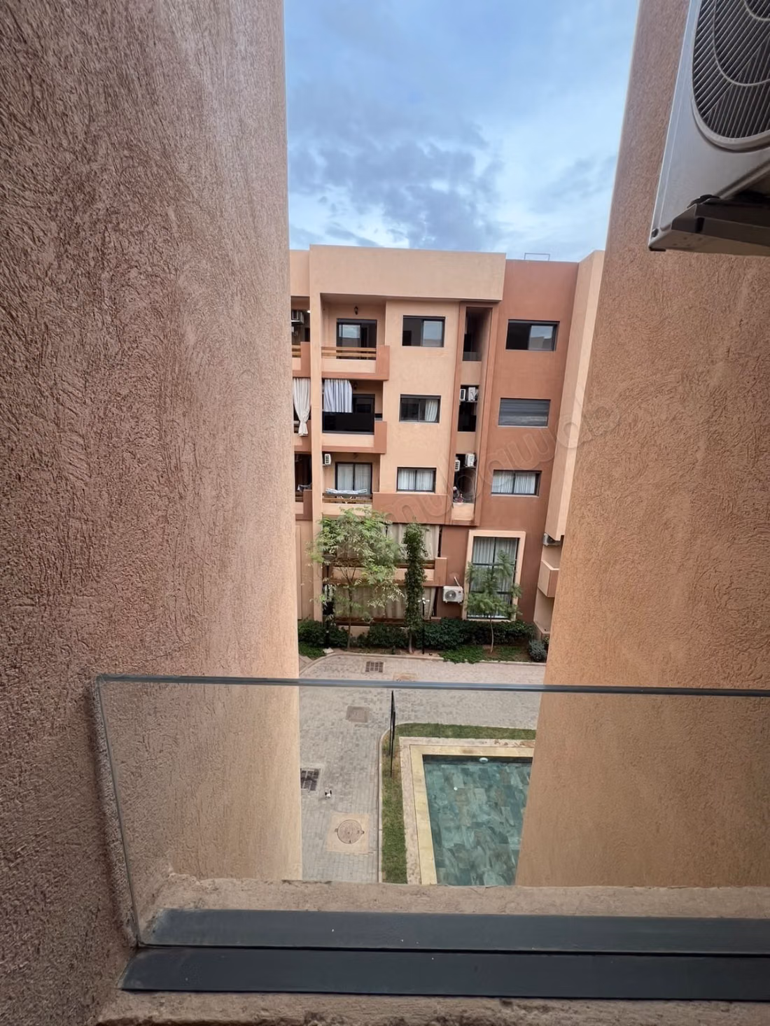 Louez cet appartement à Samlalia. 
Surface totale 75 m². 
Conciergerie à disposition, système de climatisation