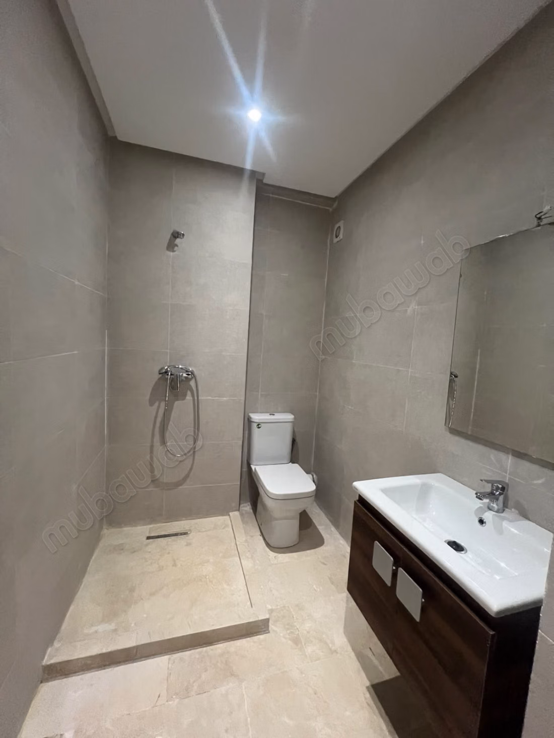 Louez cet appartement à Samlalia. 
Surface totale 75 m². 
Conciergerie à disposition, système de climatisation