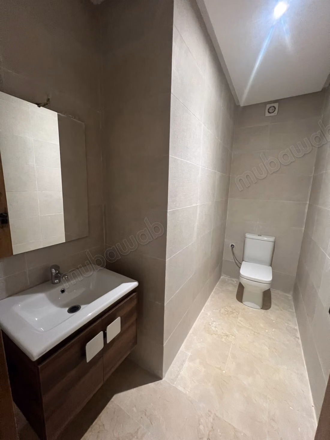 Louez cet appartement à Samlalia. 
Surface totale 75 m². 
Conciergerie à disposition, système de climatisation