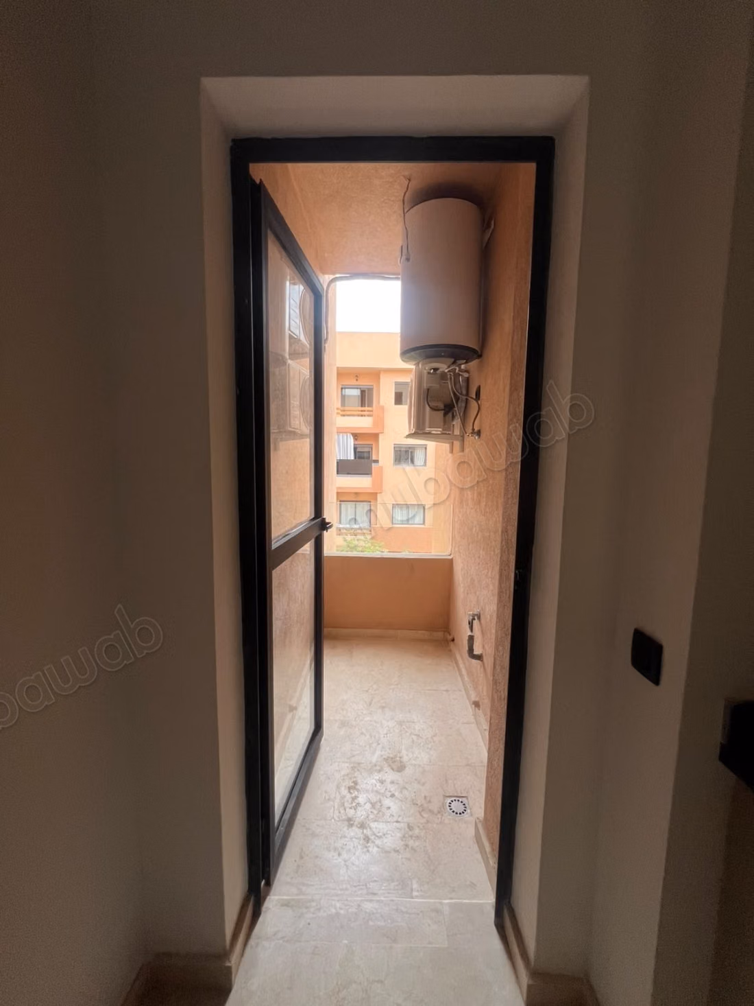 Louez cet appartement à Samlalia. 
Surface totale 75 m². 
Conciergerie à disposition, système de climatisation