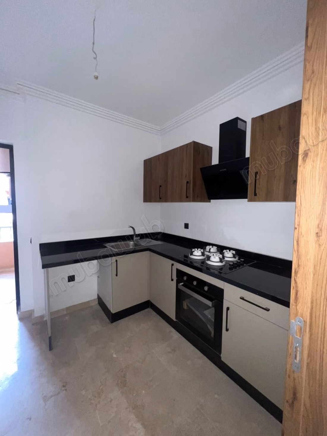 Louez cet appartement à Samlalia. 
Surface totale 75 m². 
Conciergerie à disposition, système de climatisation