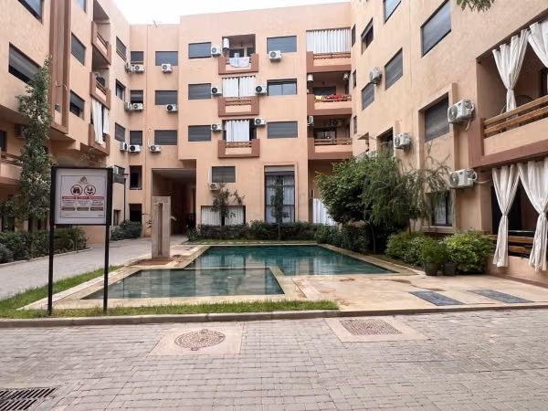 Louez cet appartement à Samlalia. 
Surface totale 75 m². 
Conciergerie à disposition, système de climatisation
