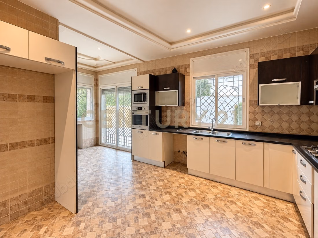 A Vendre Villa de 500m² à la Soukra