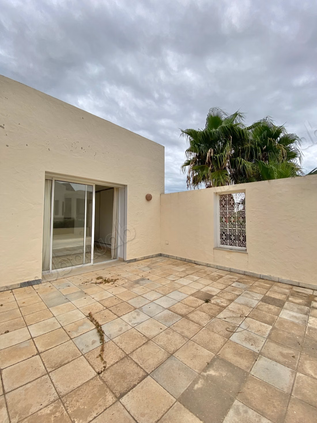 A vendre Villa indépendante avec piscine à La Soukra