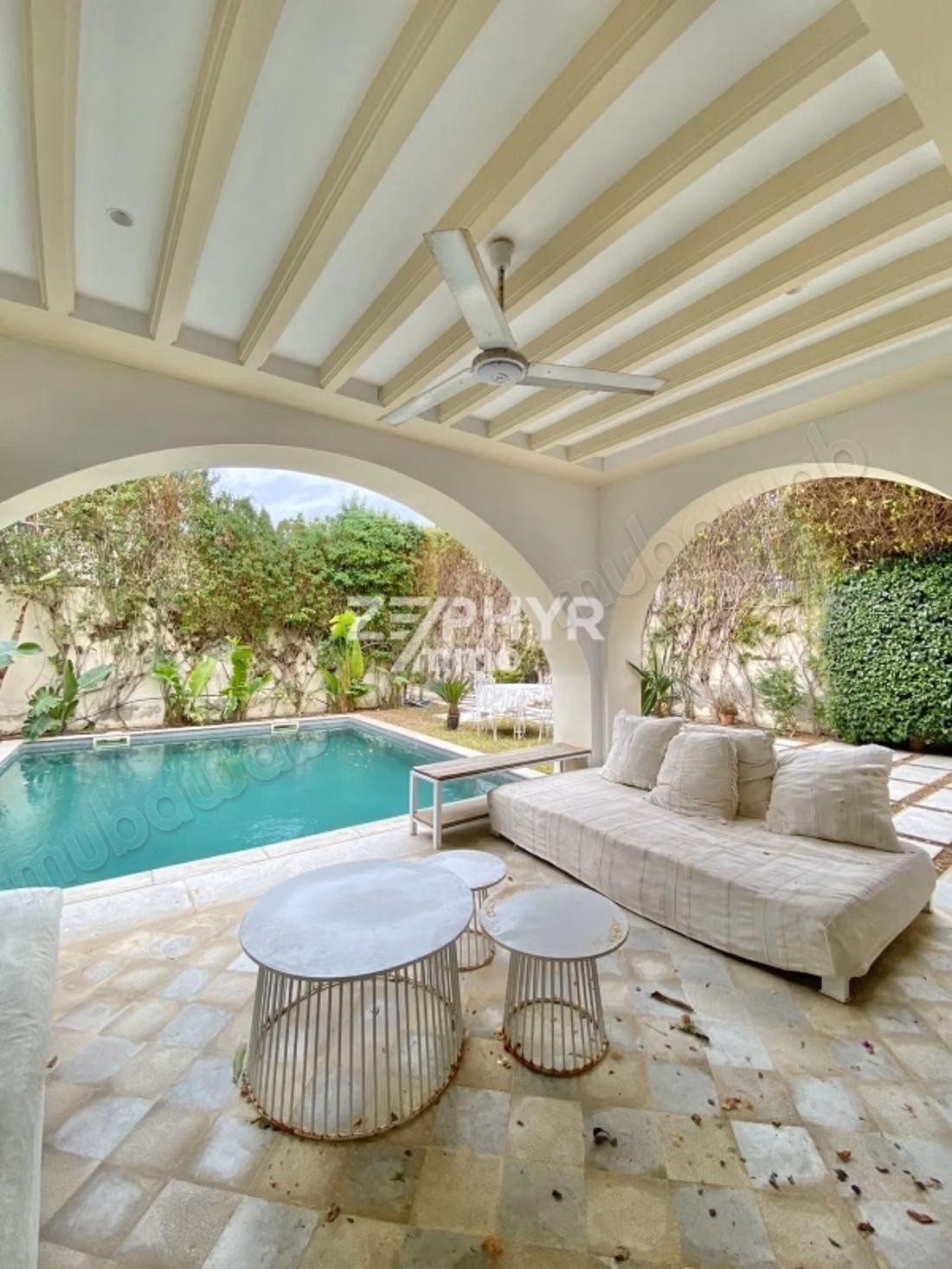A vendre Villa indépendante avec piscine à La Soukra